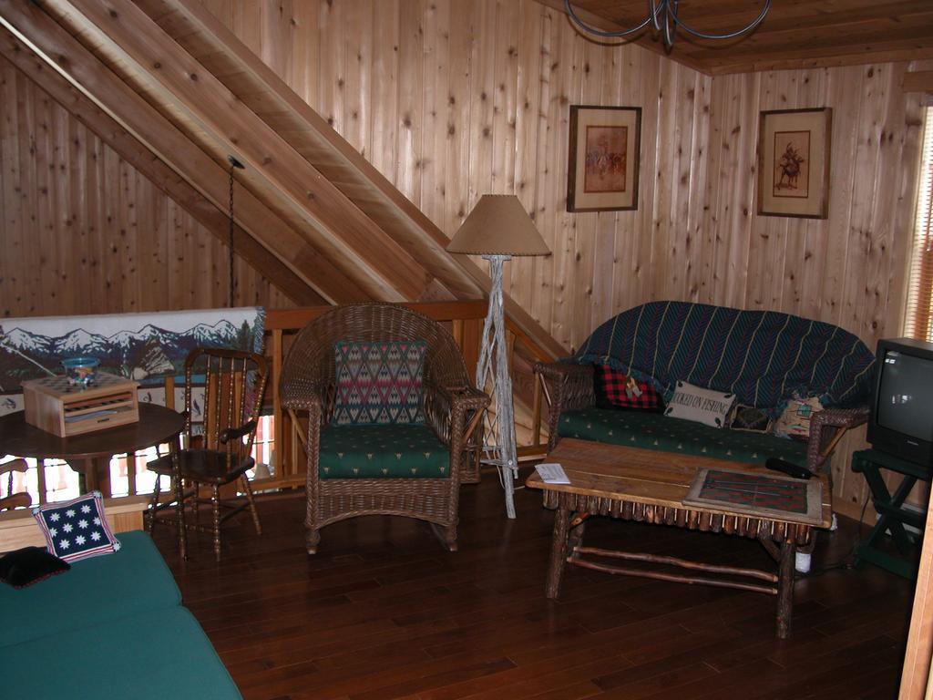 Montana Spirit Guest Lodge Cliff Lake Room photo