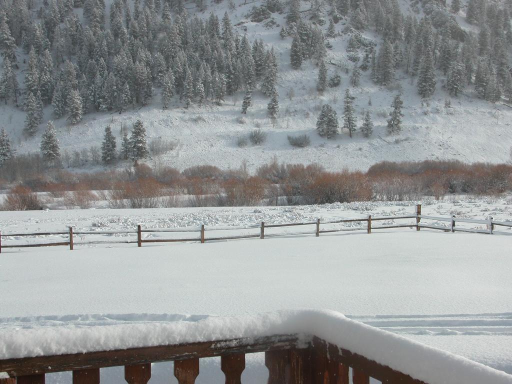 Montana Spirit Guest Lodge Cliff Lake Room photo