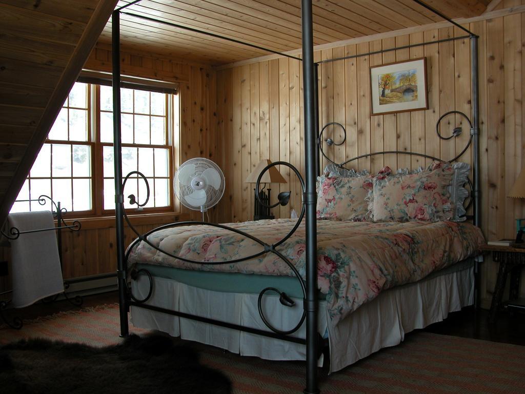 Montana Spirit Guest Lodge Cliff Lake Room photo